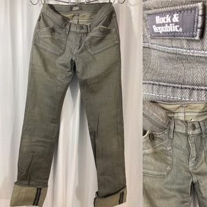 Like New: Rock & Republic grey distressed Women’s Jeans size 28